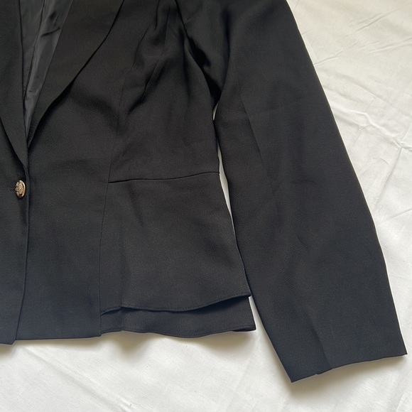 ⭐️Long Sleeve Ruffle Hem One Button Blazer⭐️ - Picture 8 of 10